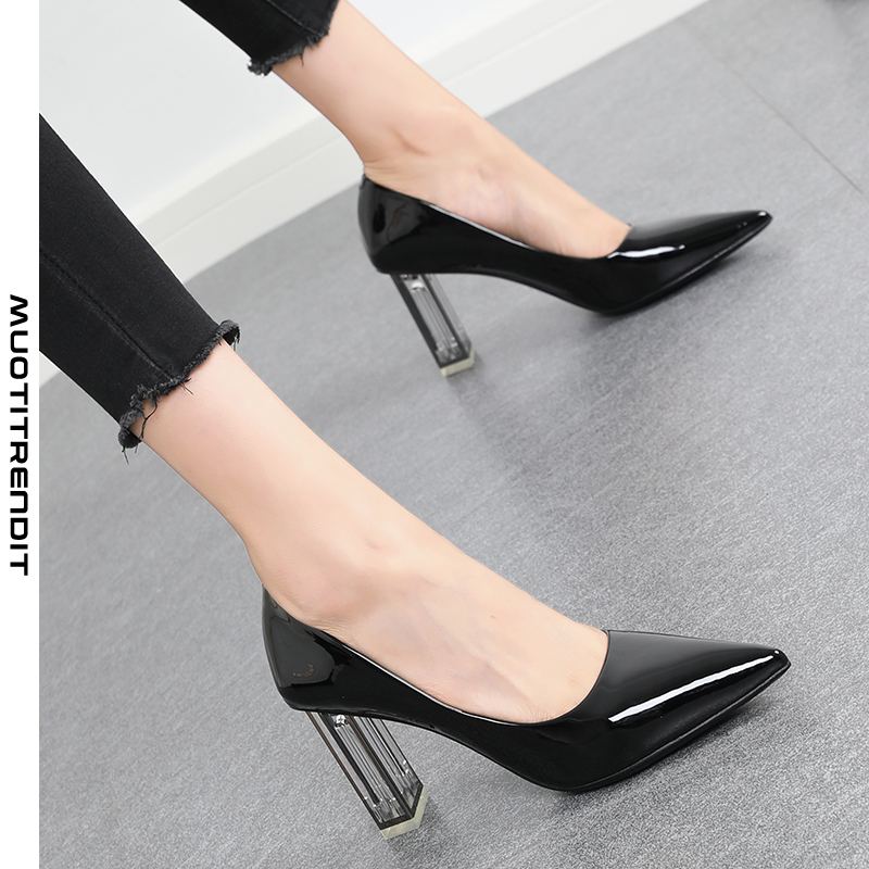 korkeakorkoiset kengät naispuolinen kristalli kiiltonahka muoti terävä paksu kantapää musta