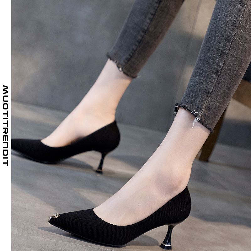 korkeakorkoiset kengät naispuolinen stiletto muodikas metallinen terävä musta