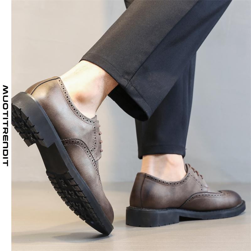 muodikkaat miesten brogue-kengät rennonväriset veistetyt kengät
