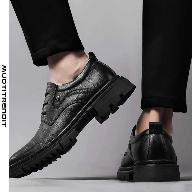 muodikkaat miesten derby-kengät liiketoiminnan vapaa-ajan nahkaiset kengät suurikokoiset mustat